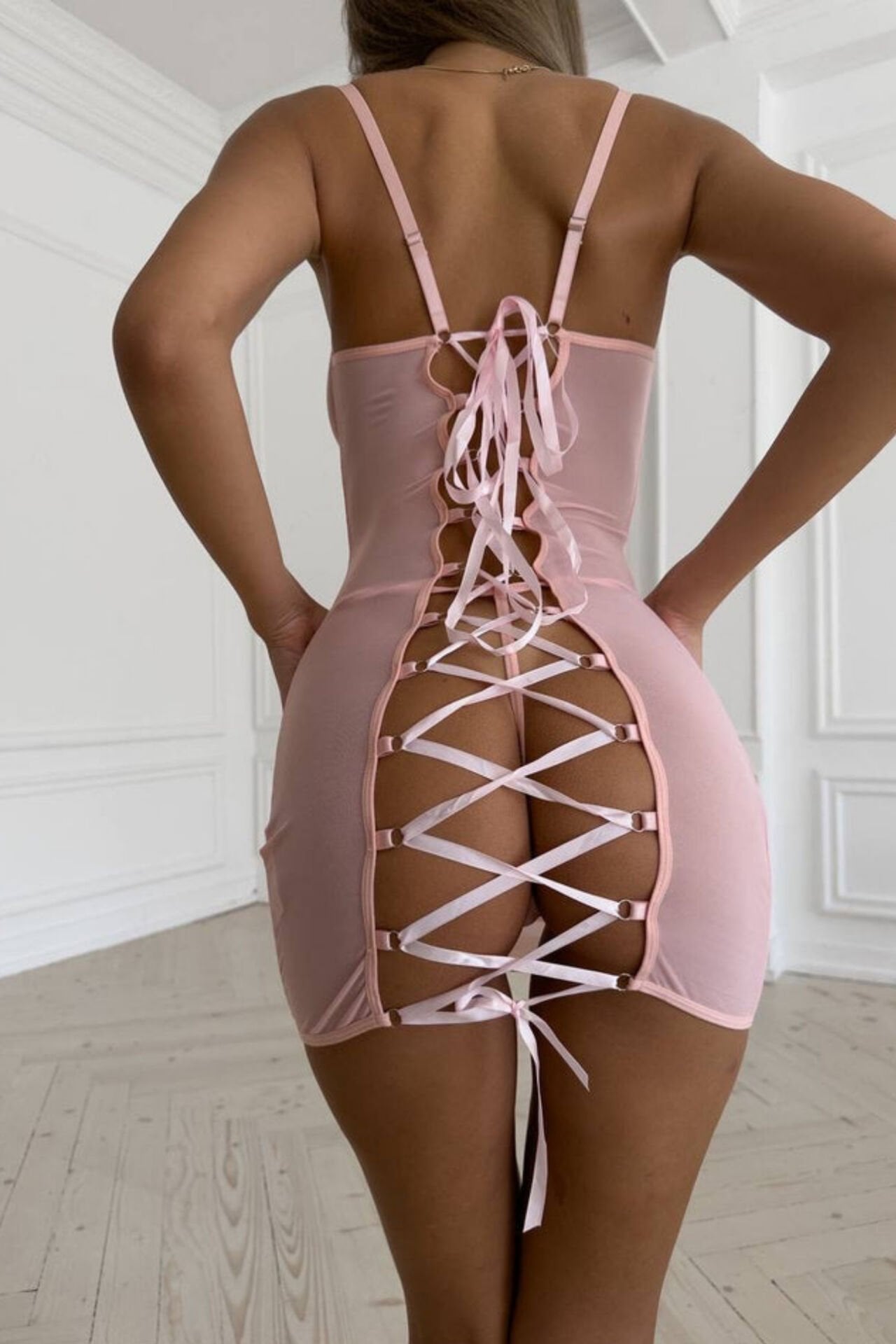 Pembe Tül Arkası Bağcıklı Balensiz Tangalı Babydoll Elbise