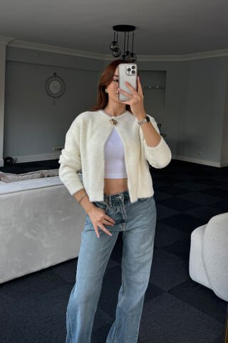 Bisiklet Yaka Uzun Kollu Gold Düğme Detaylı Yumuşak Ekru Tüylü Hırka